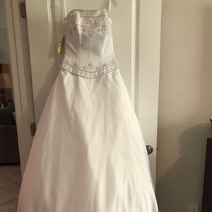 Elegant strapless wedding gown